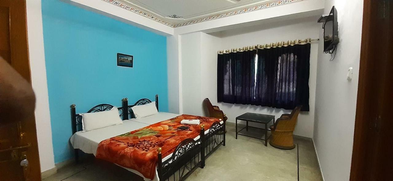 Hotel Ishwar Palace Удайпур Екстериор снимка